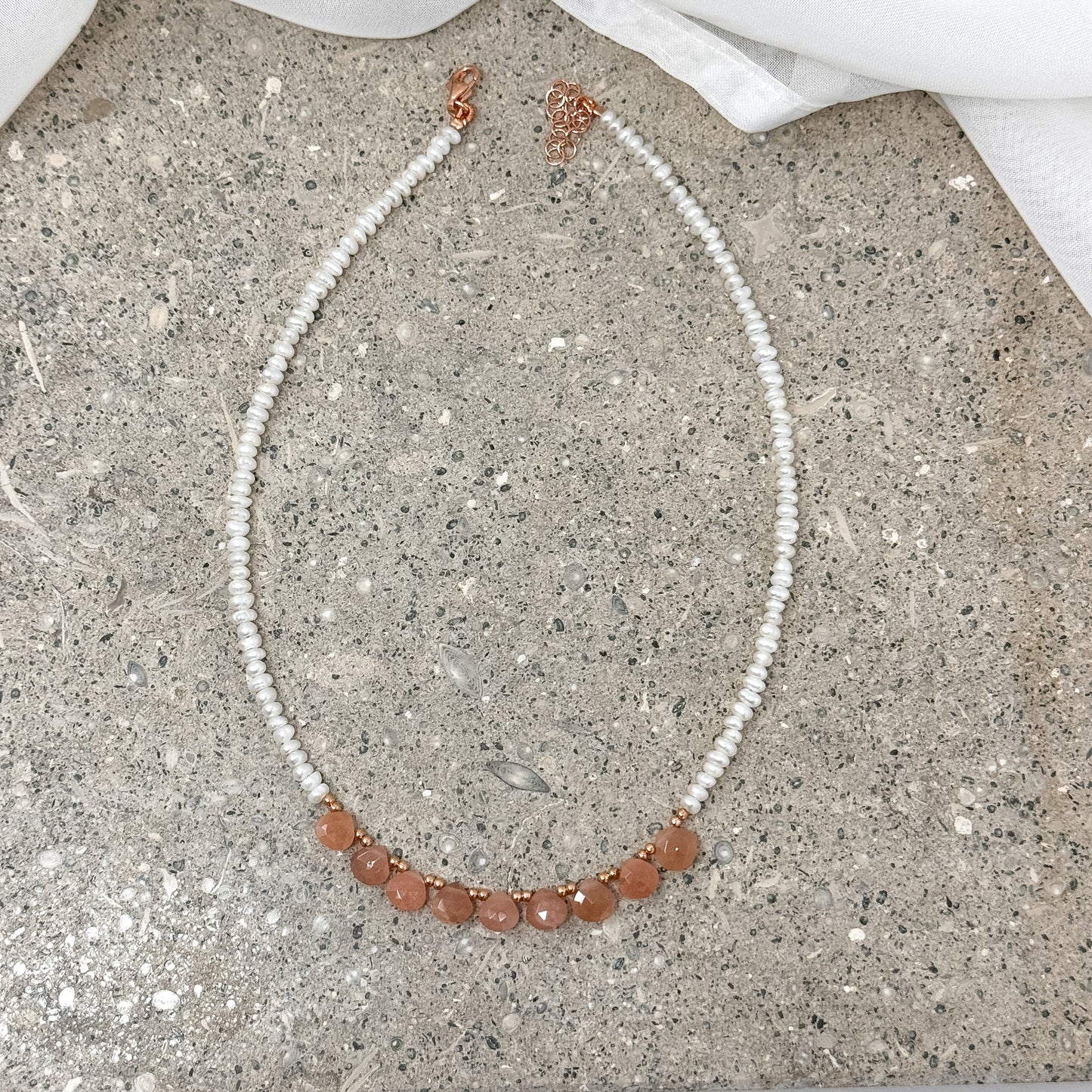 Collana SPIRITUAL con perle conchiglia irregolari e pietre cm 36 - Lumiere Bijoux