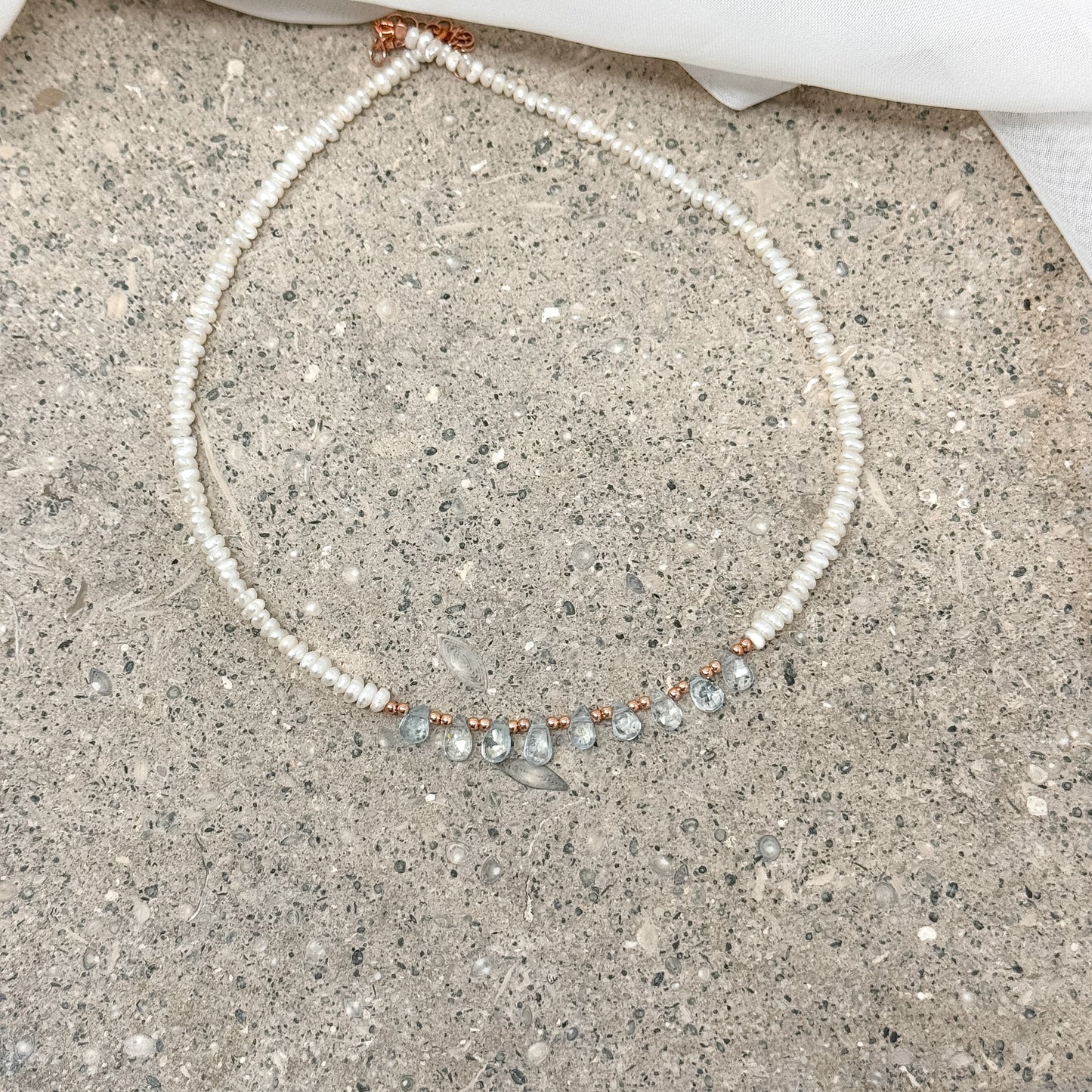 Collana PANAREA con perle conchiglia irregolari e pietre semipreziose cm 36 - Lumiere Bijoux