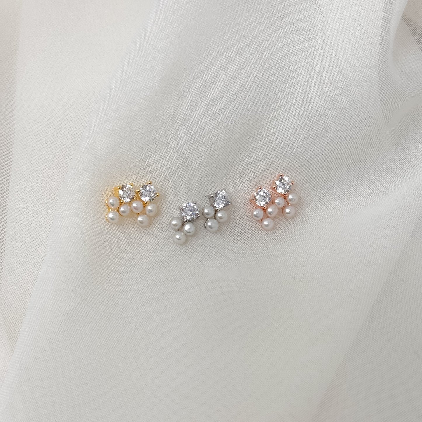 Coppia orecchini a lobo punto luce e tris di perle - Lumiere Bijoux