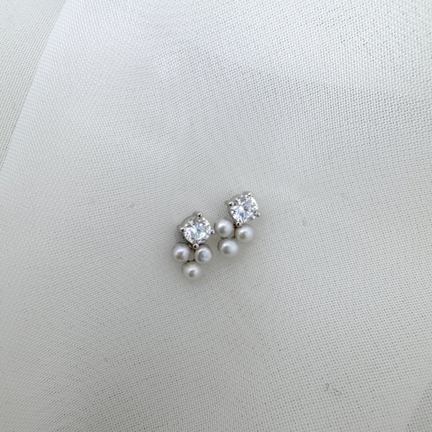Coppia orecchini a lobo punto luce e tris di perle - Lumiere Bijoux