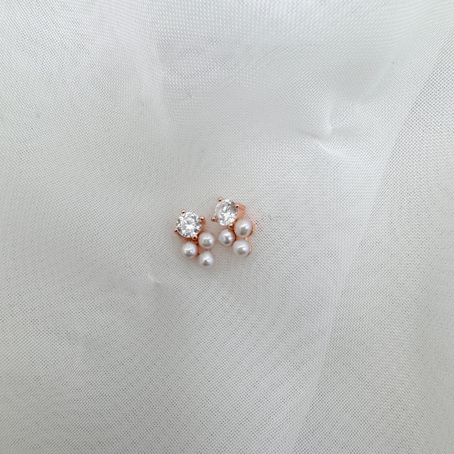 Coppia orecchini a lobo punto luce e tris di perle - Lumiere Bijoux