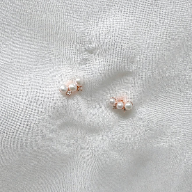 Coppia orecchini a lobo tris microperle e micro zirconi - Lumiere Bijoux