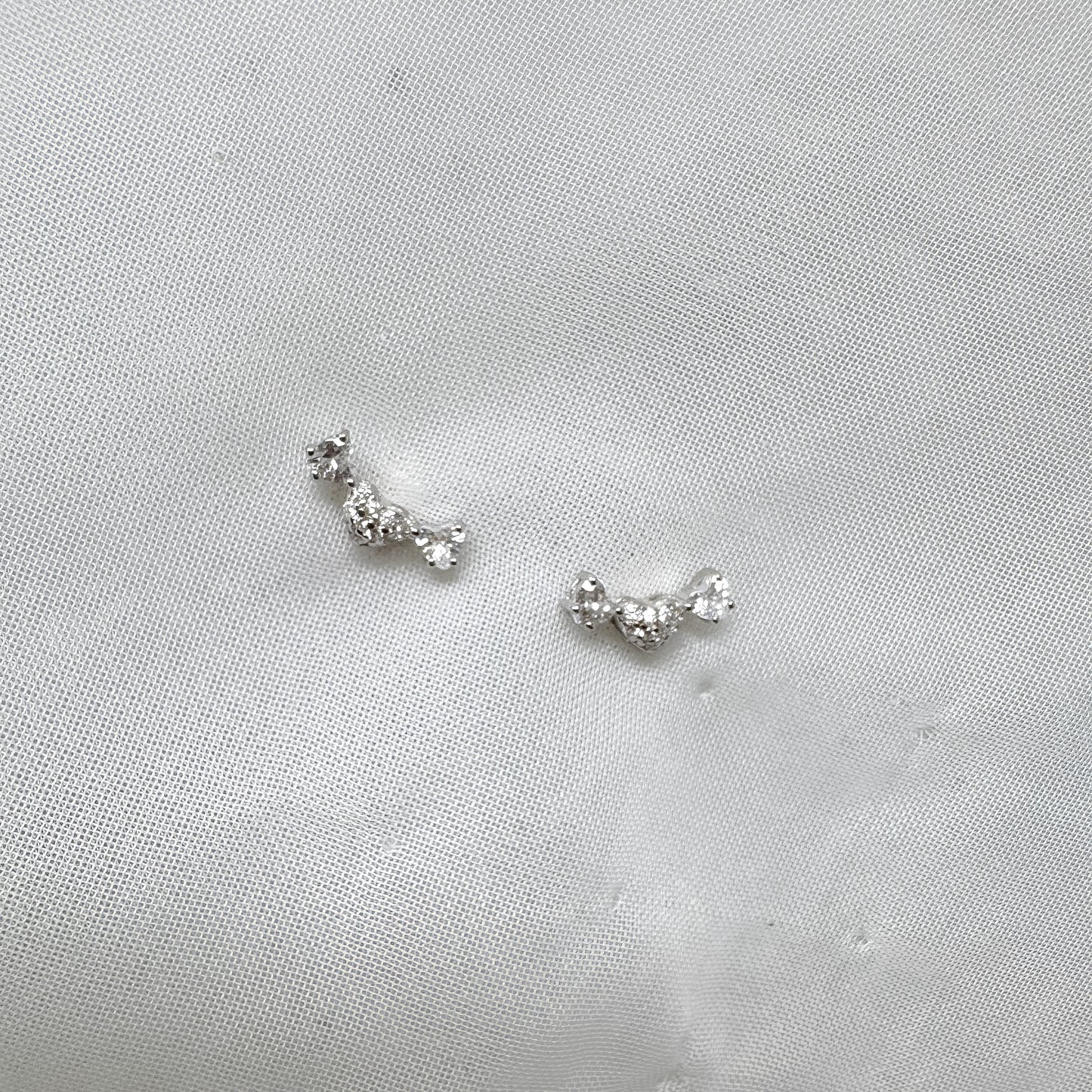 Coppia orecchini a lobo tris micro cuori zirconi