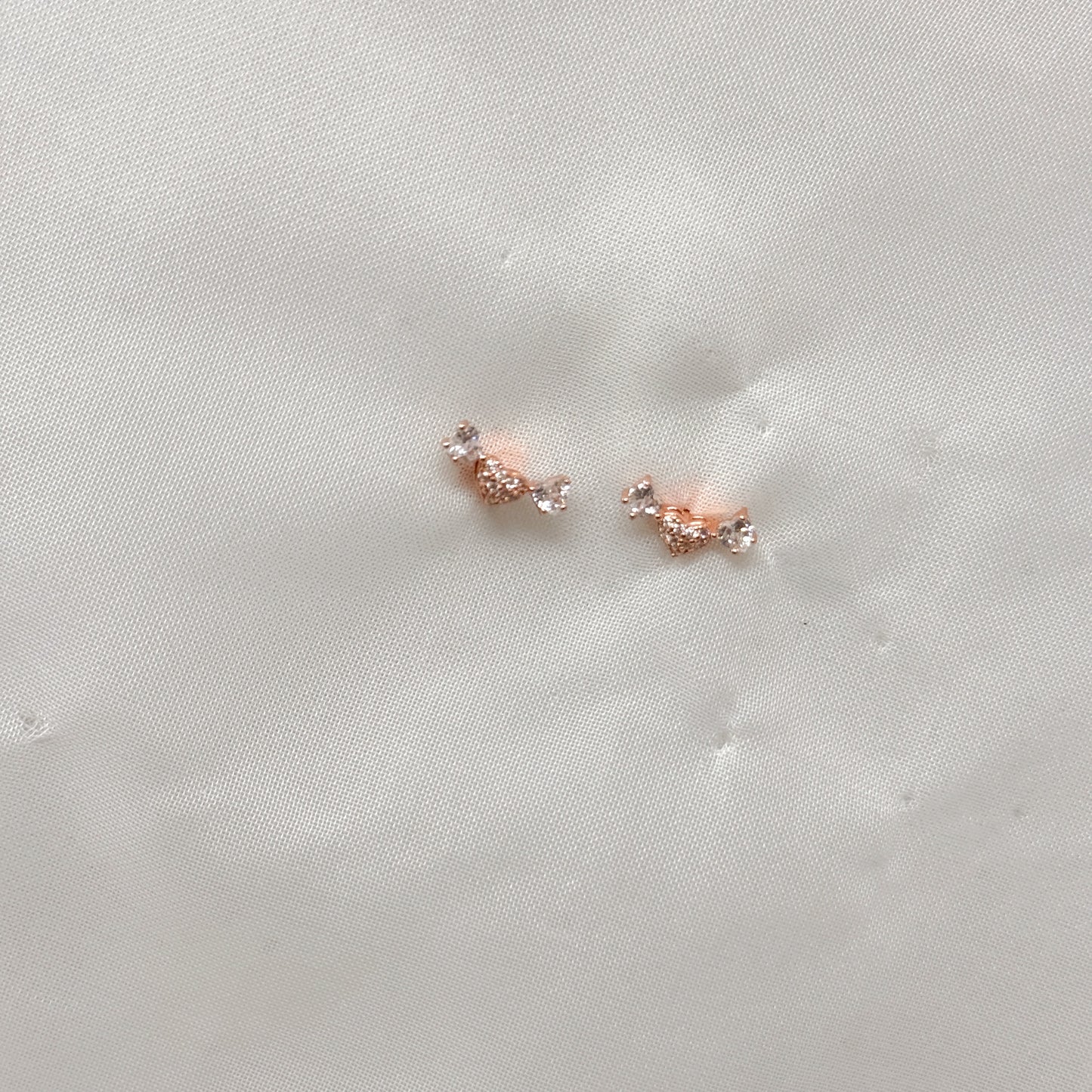 Coppia orecchini a lobo tris micro cuori zirconi