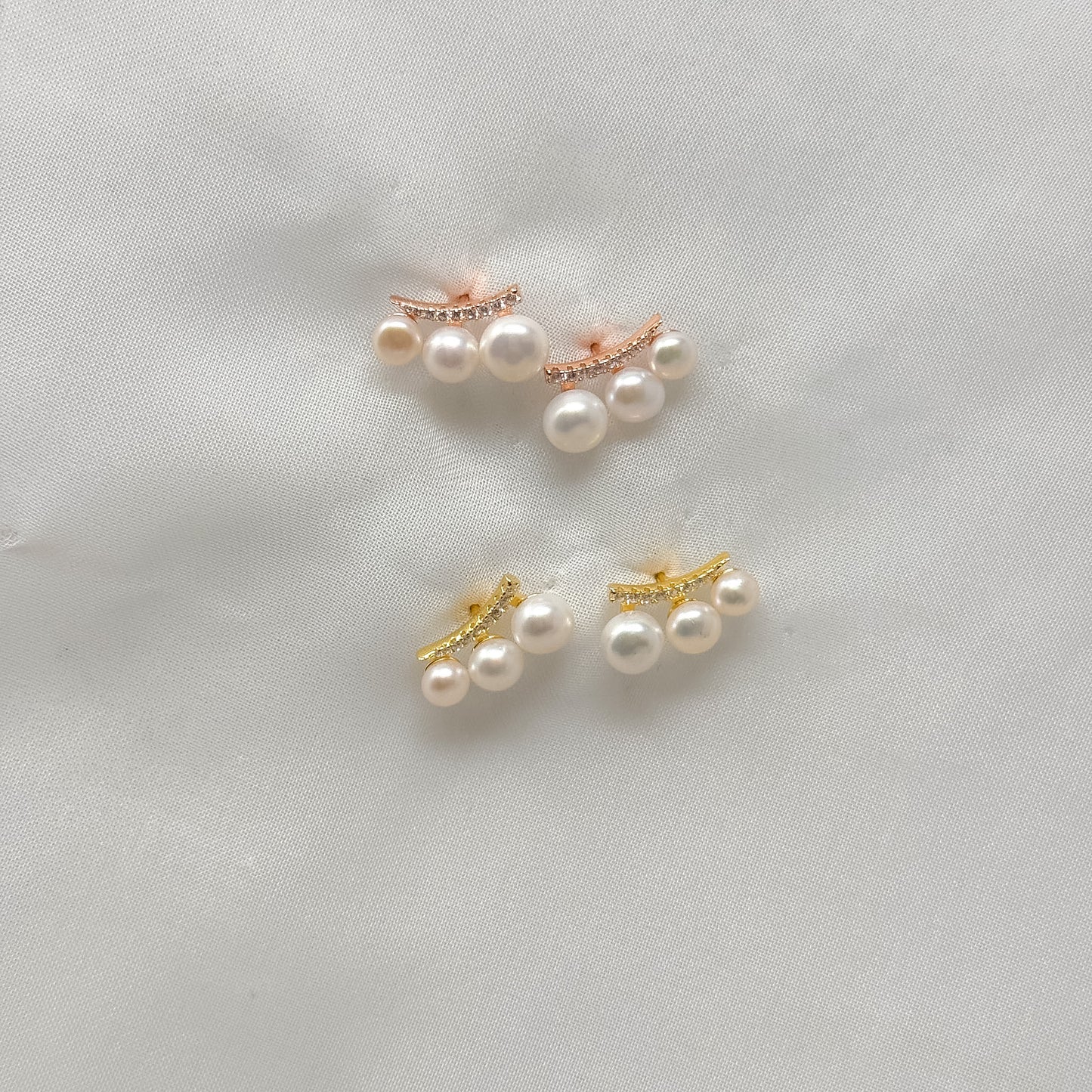 Coppia orecchini fascia zirconi con 3 perle bianche a lobo rosè - Lumiere Bijoux