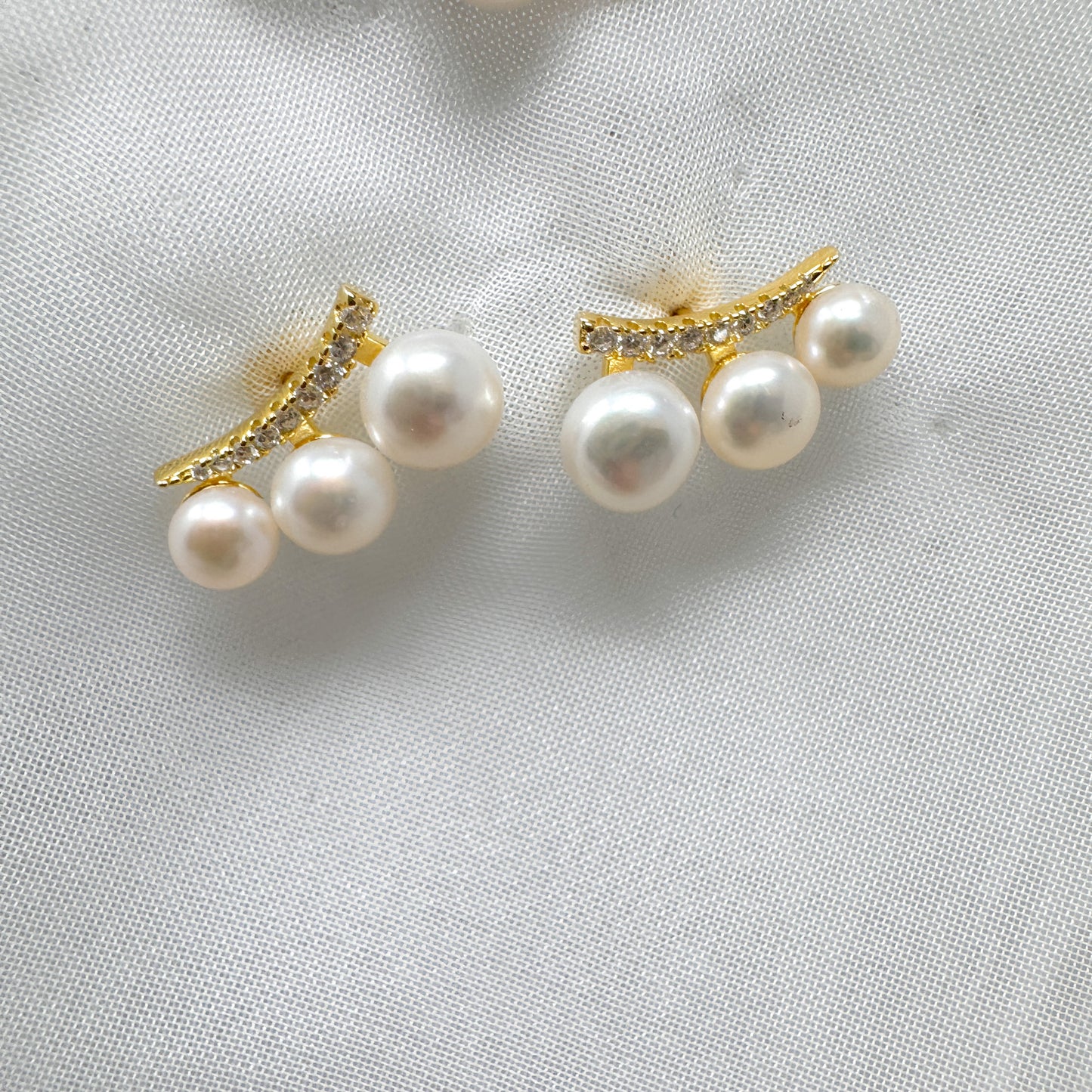 Coppia orecchini fascia zirconi con 3 perle bianche a lobo rosè - Lumiere Bijoux