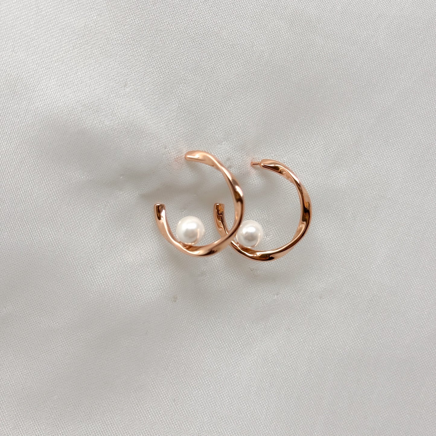 Coppia orecchini a cerchio con perla interna - Lumiere Bijoux