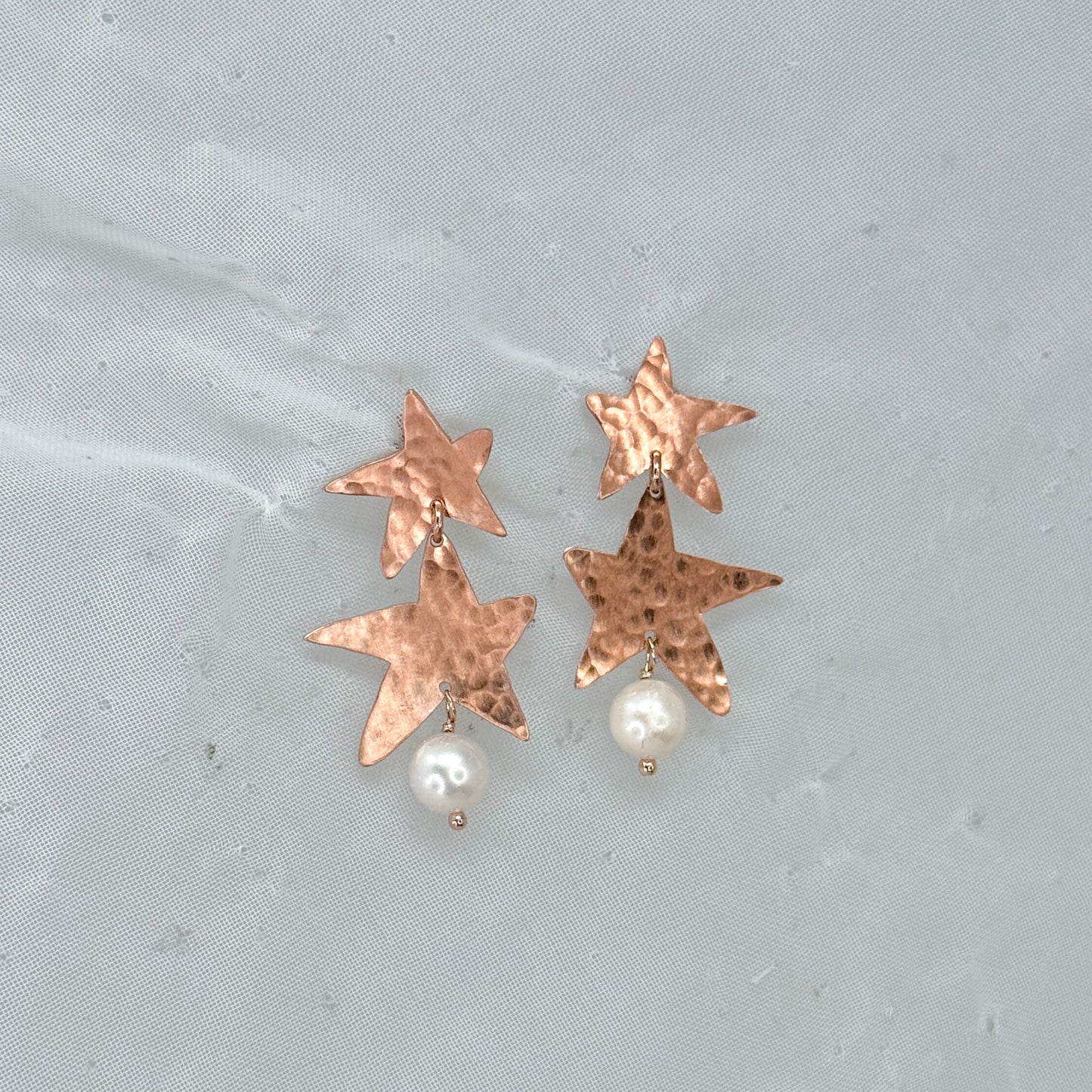 Coppia orecchini doppie stelle irregolari battute satinate pendenti con perla bianca pendente - Lumiere Bijoux