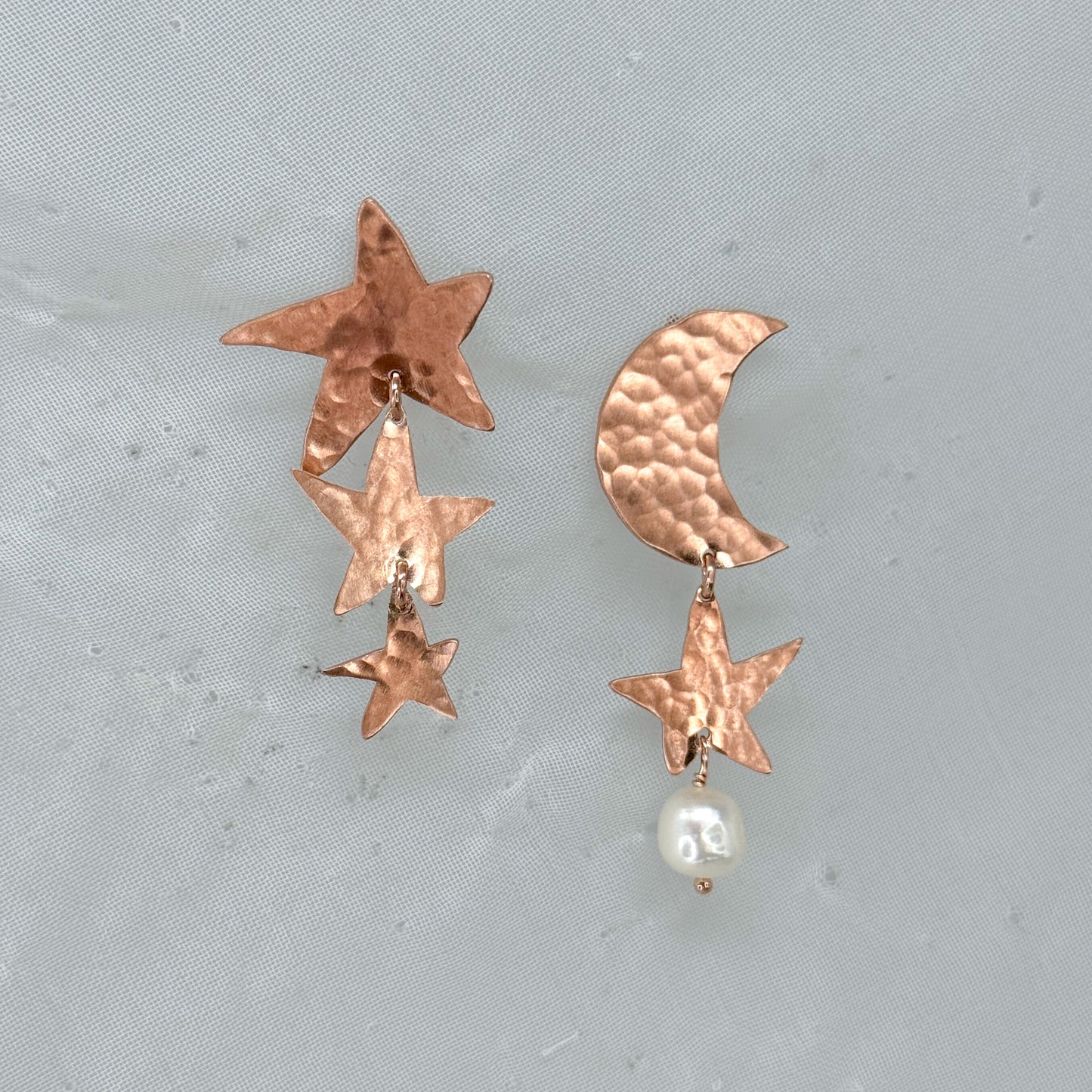 Coppia orecchini scoppiati tris stelle e luna irregolari battute satinate con perla pendente - Lumiere Bijoux