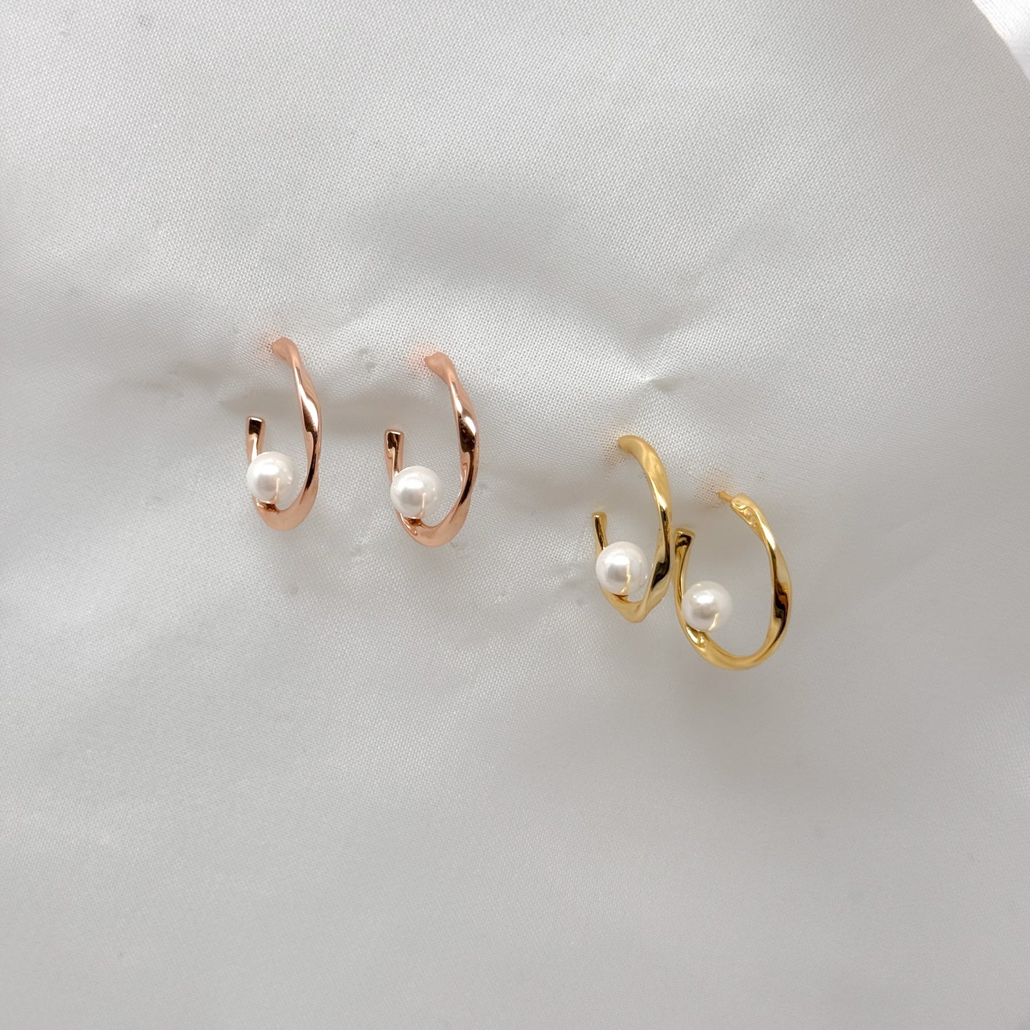 Coppia orecchini a cerchio con perla interna - Lumiere Bijoux