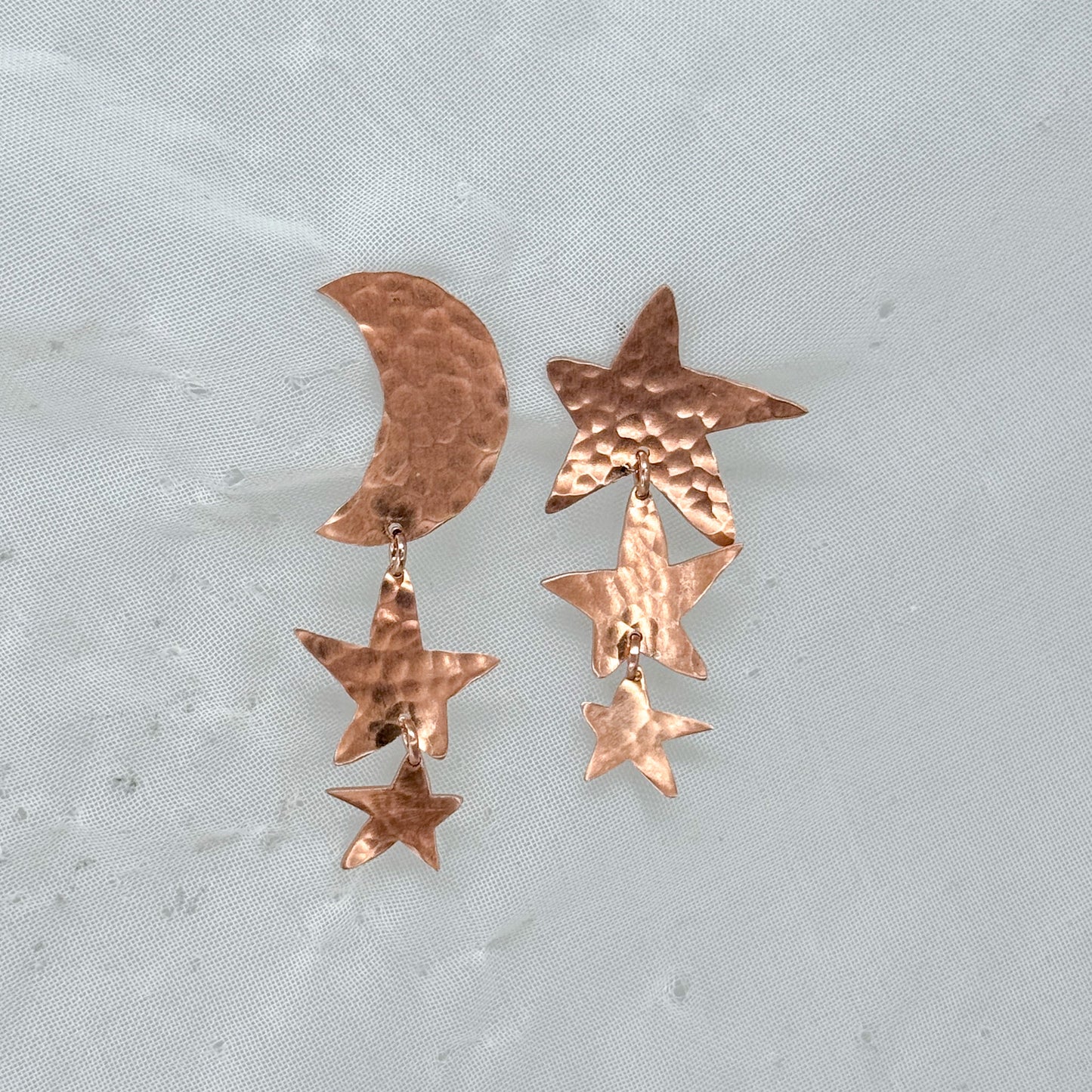 Coppia orecchini scoppiati tris stelle e luna irregolari battute satinate - Lumiere Bijoux