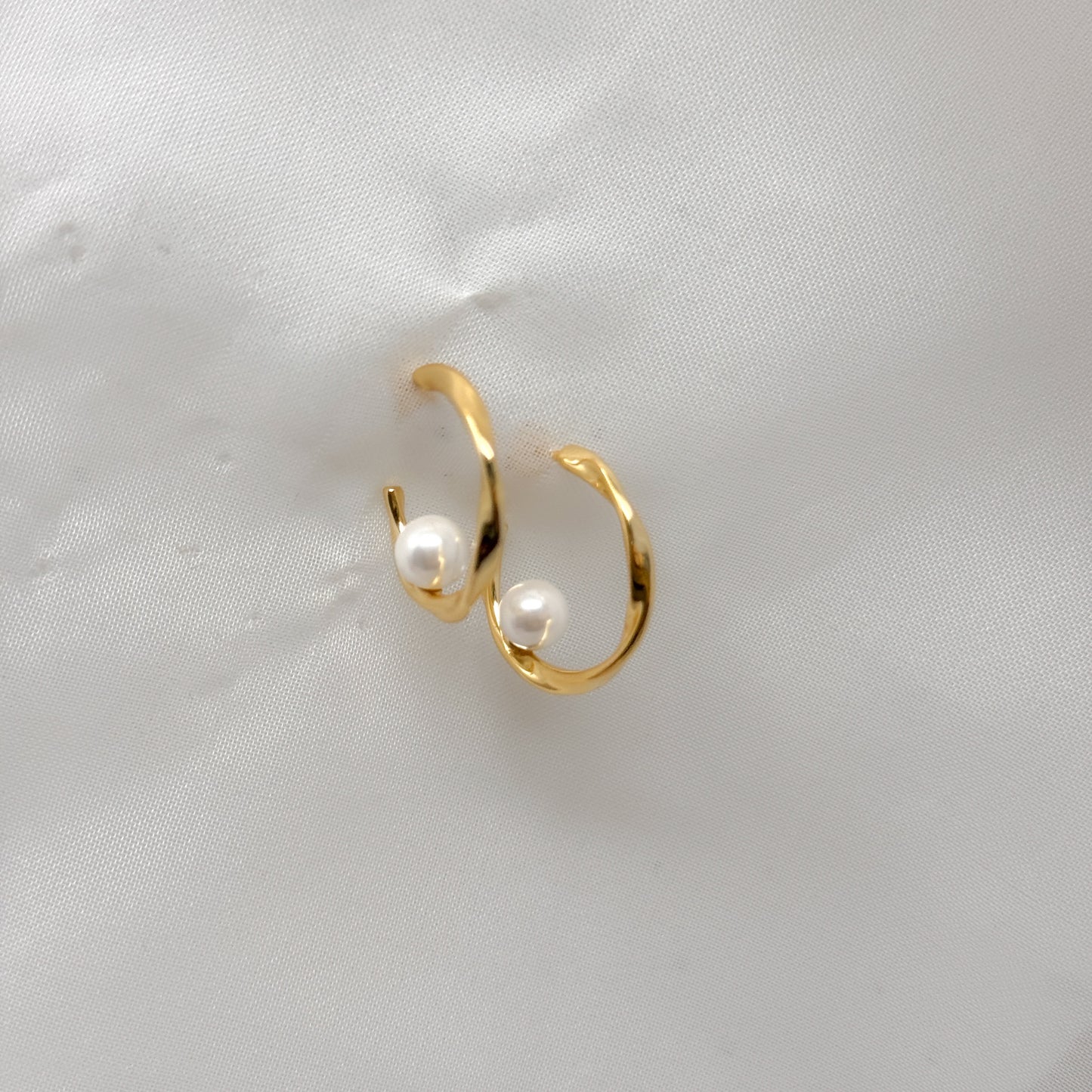 Coppia orecchini a cerchio con perla interna - Lumiere Bijoux