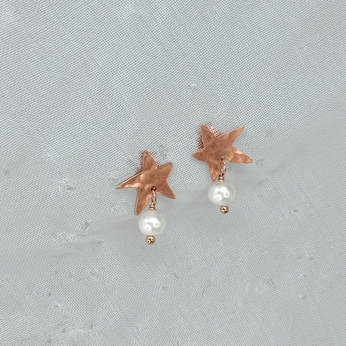 Coppia orecchini lobo con micro stelle irregolari battute satinate e micro perla pendente - Lumiere Bijoux