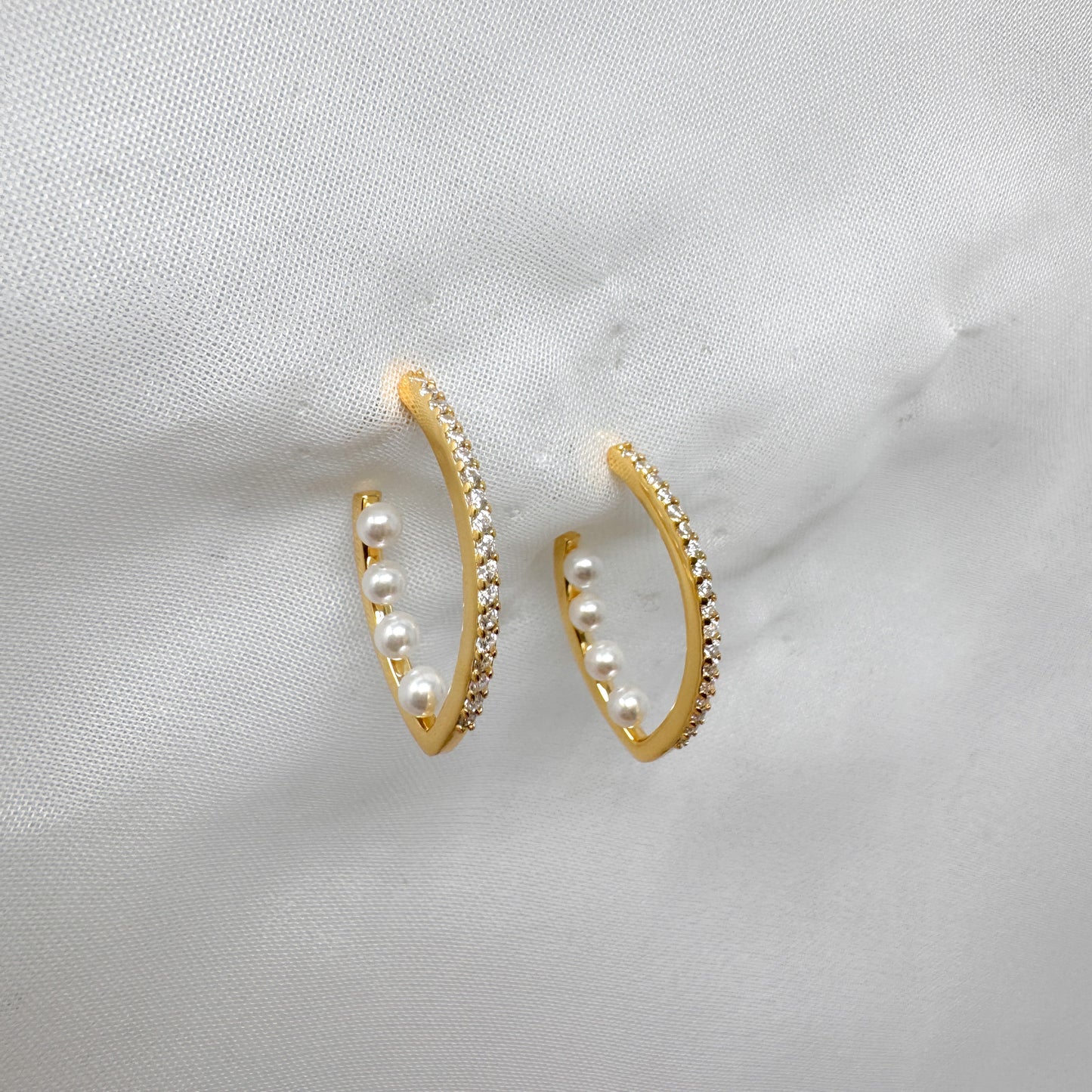 Coppia orecchini a cerchio allungato con zirconi e perle - Lumiere Bijoux