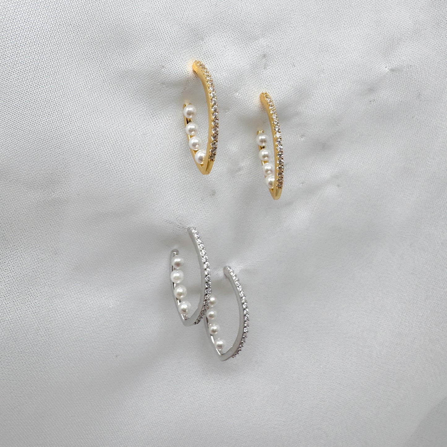 Coppia orecchini a cerchio allungato con zirconi e perle - Lumiere Bijoux