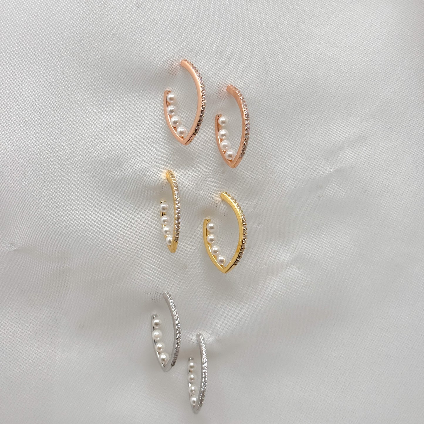 Coppia orecchini a cerchio allungato con zirconi e perle - Lumiere Bijoux