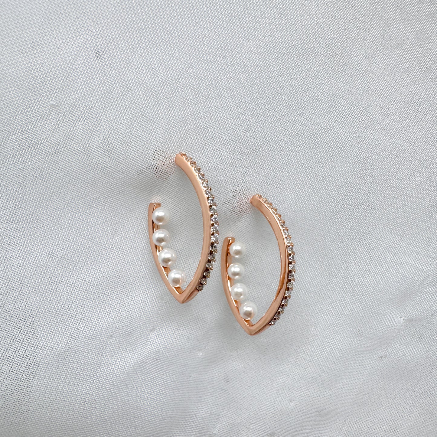 Coppia orecchini a cerchio allungato con zirconi e perle - Lumiere Bijoux
