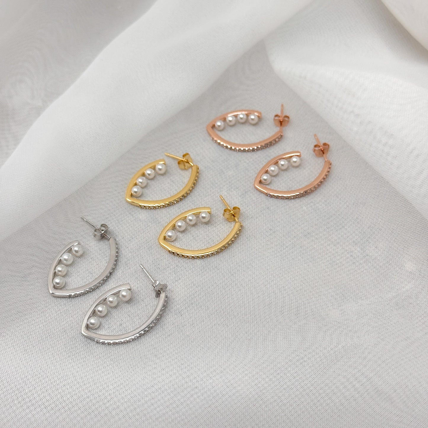 Coppia orecchini a cerchio allungato con zirconi e perle - Lumiere Bijoux
