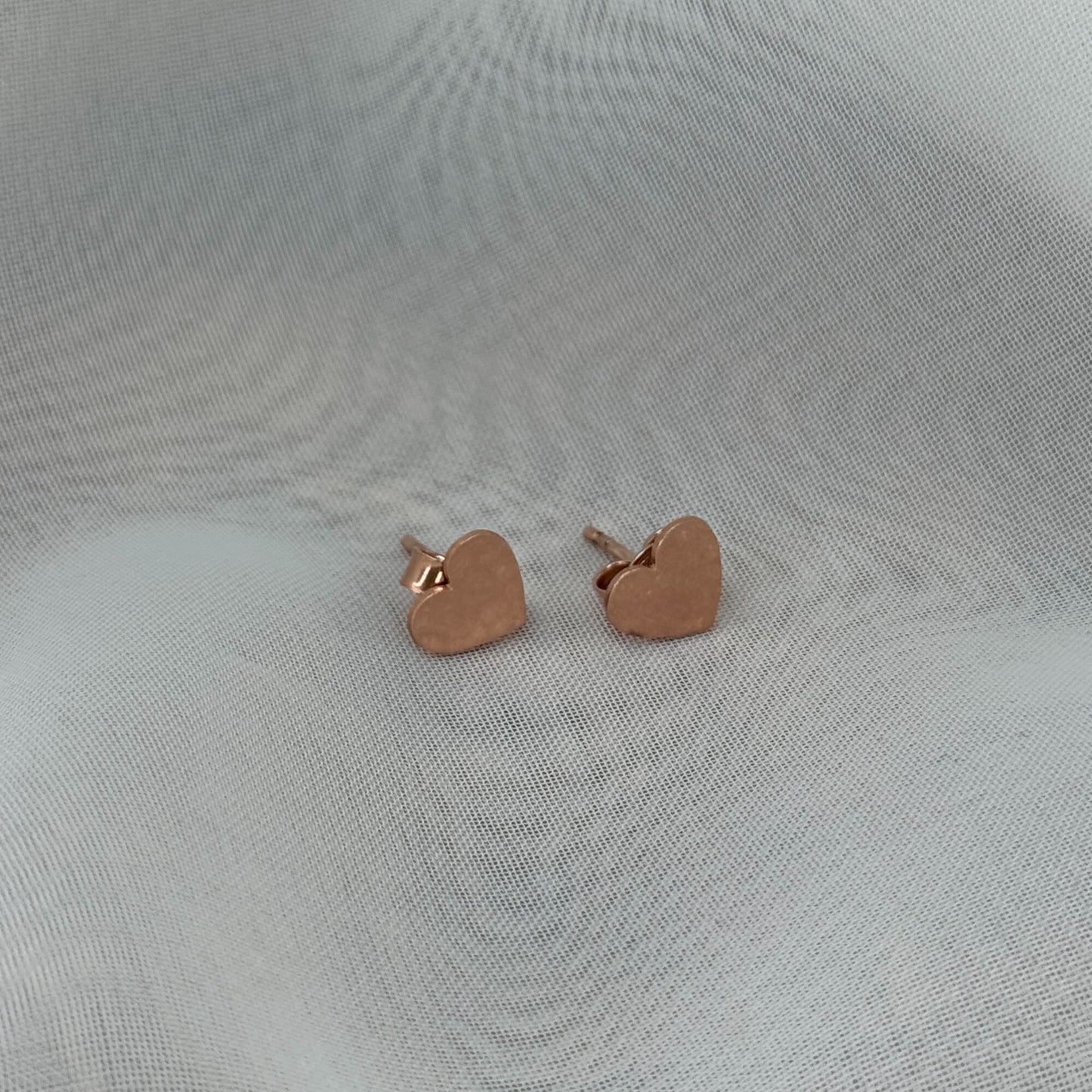 Coppia orecchini a lobo a cuore battuto satinato da 1 cm - Lumiere Bijoux