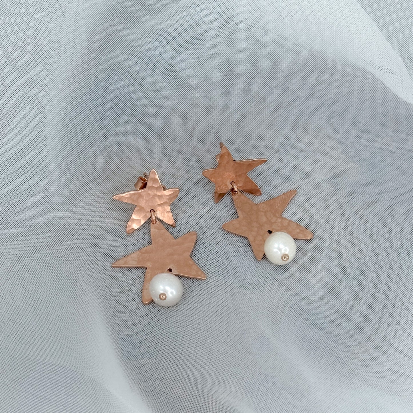 Coppia orecchini doppie stelle irregolari battute satinate pendenti con perla bianca pendente - Lumiere Bijoux