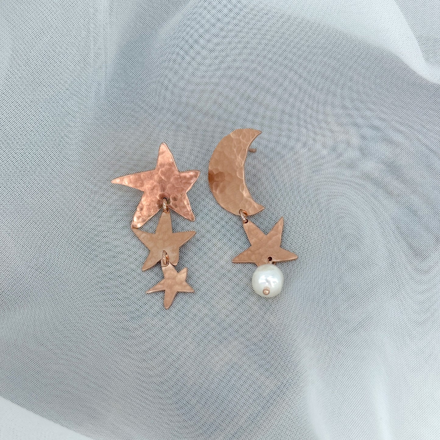 Coppia orecchini scoppiati tris stelle e luna irregolari battute satinate con perla pendente - Lumiere Bijoux