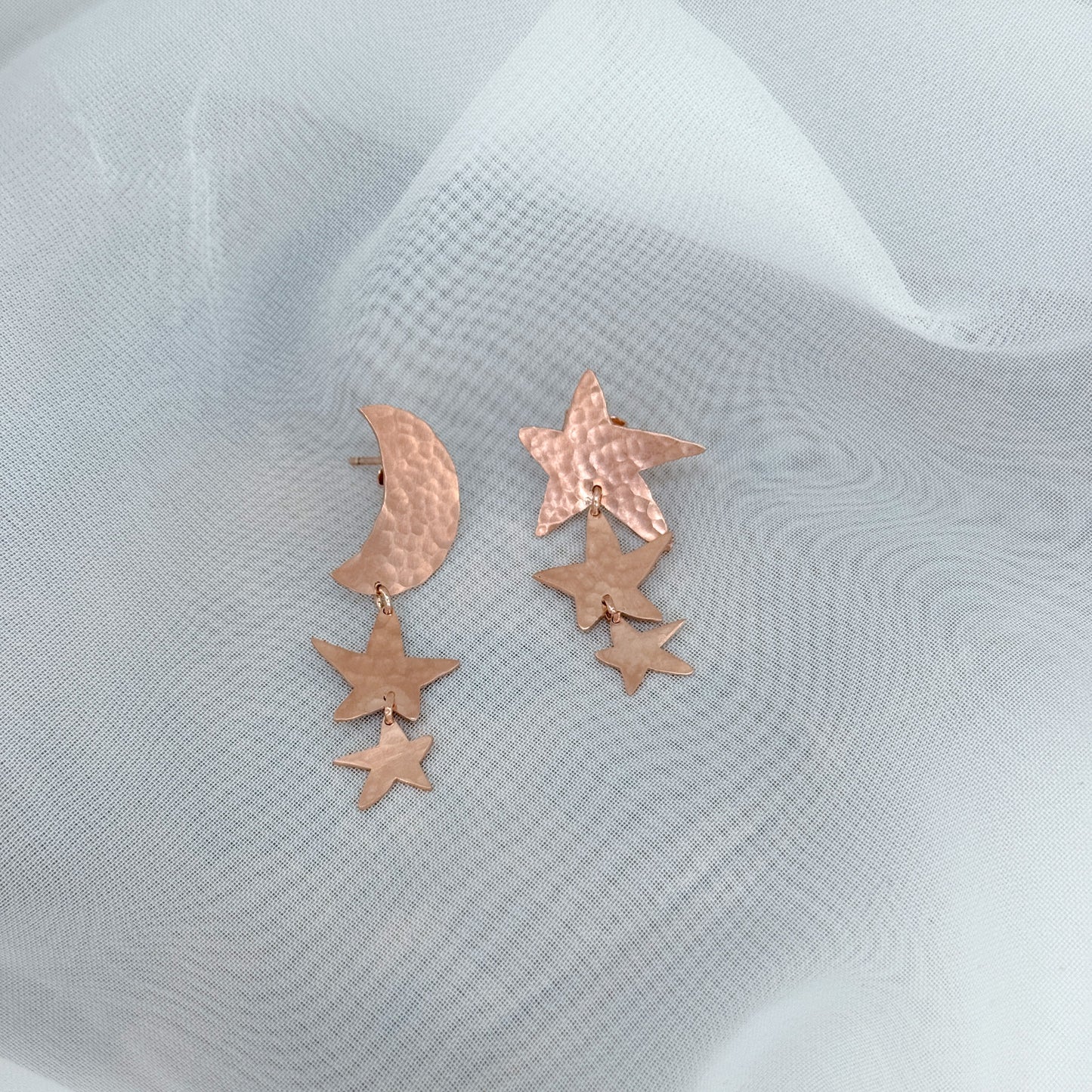 Coppia orecchini scoppiati tris stelle e luna irregolari battute satinate - Lumiere Bijoux