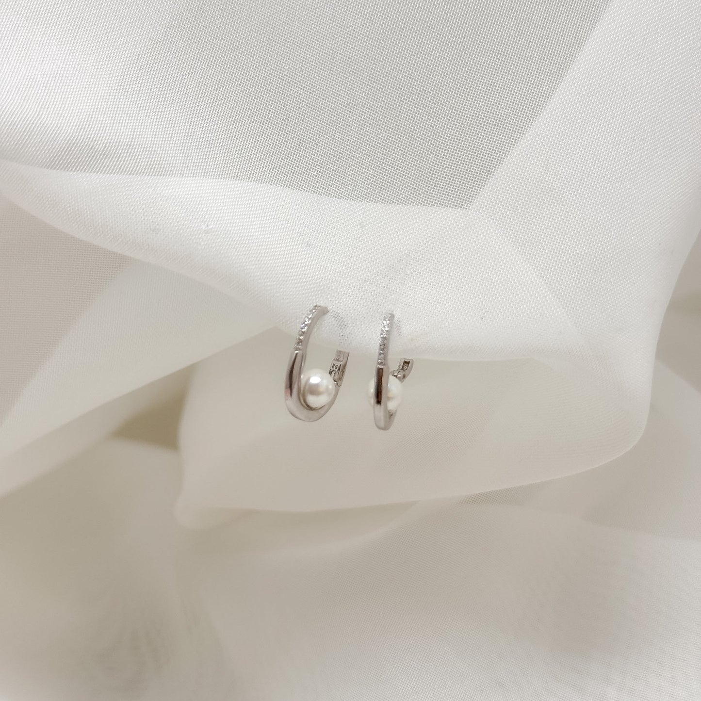 Coppia orecchini ovali con zirconi e perla nell'incavo - Lumiere Bijoux