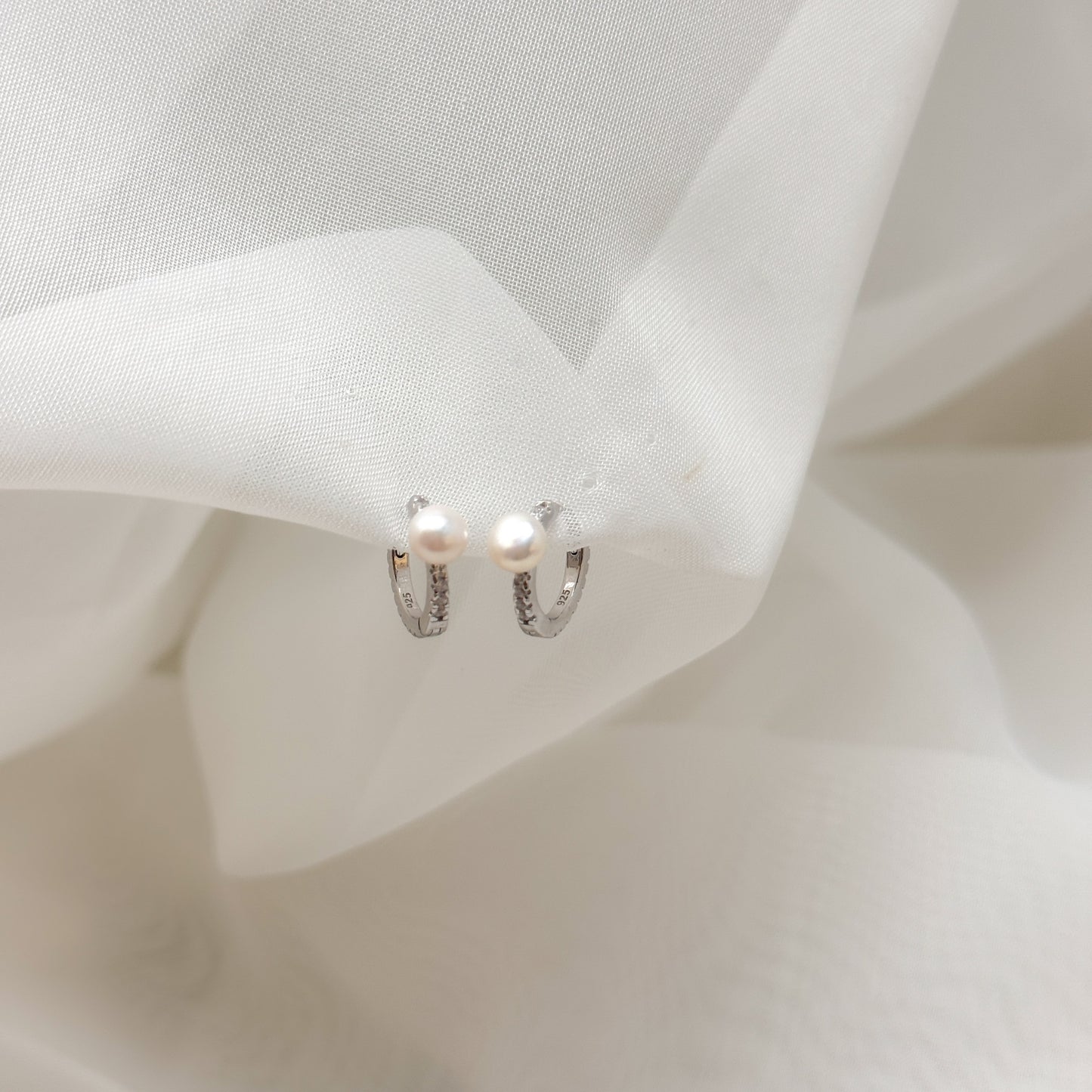Coppia orecchini cerchietto zirconi e perla - Lumiere Bijoux