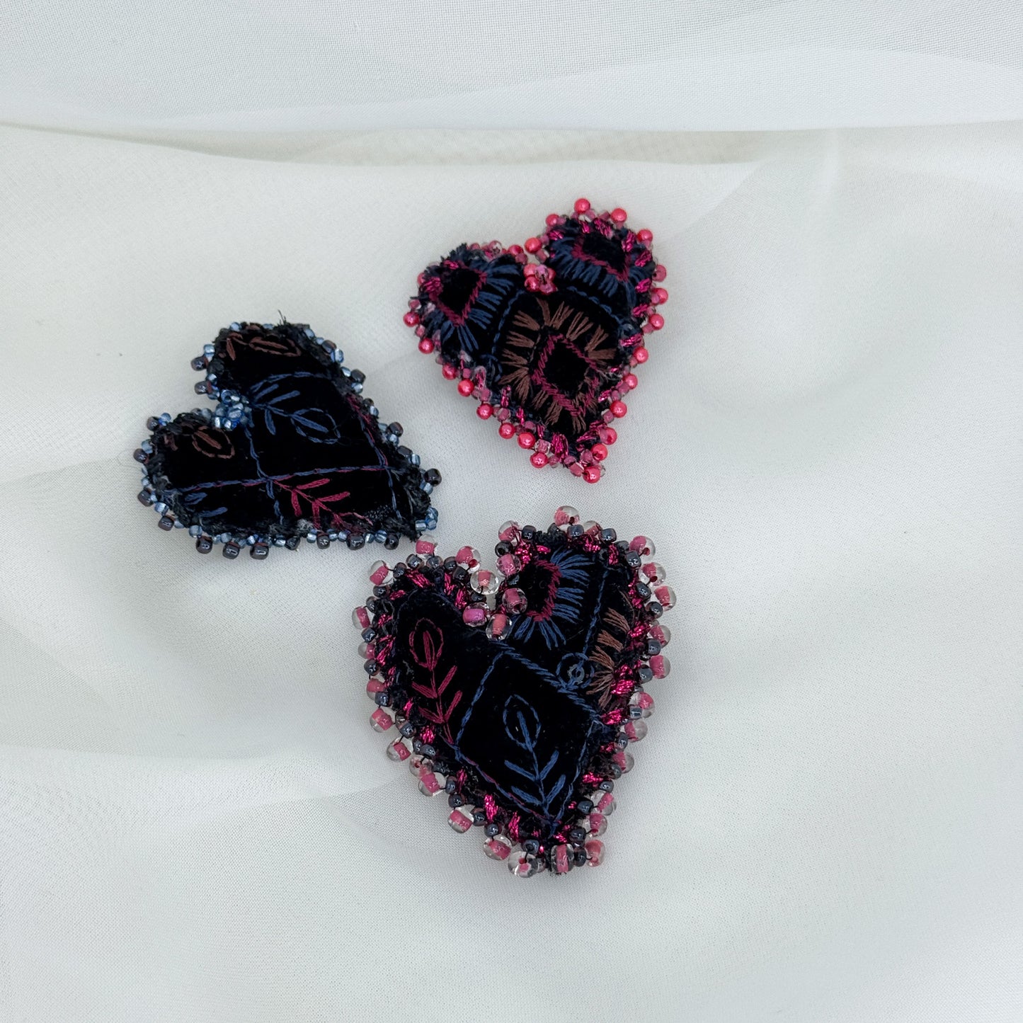 Spilla a cuore in tessuto nero ricamato e perline - Lumiere Bijoux