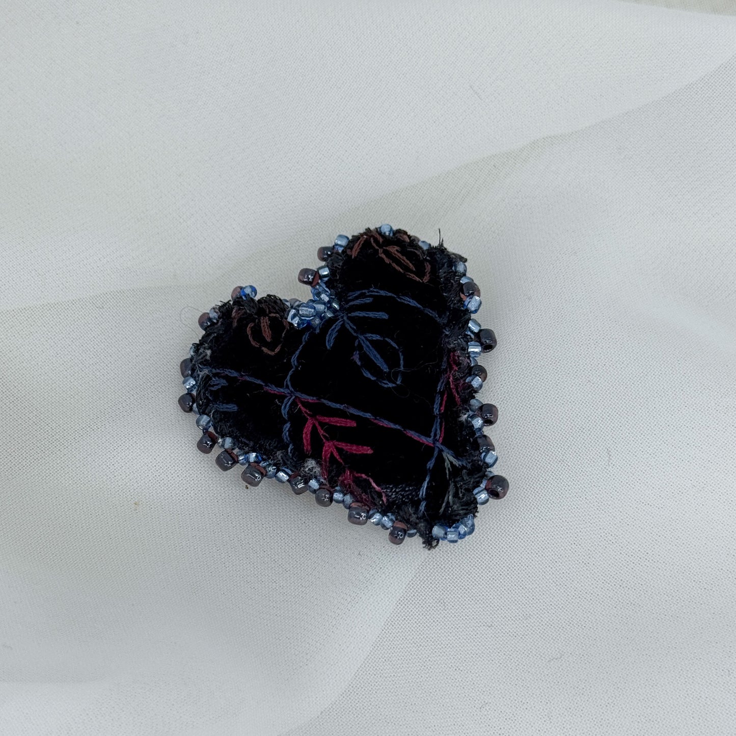 Spilla a cuore in tessuto nero ricamato e perline - Lumiere Bijoux