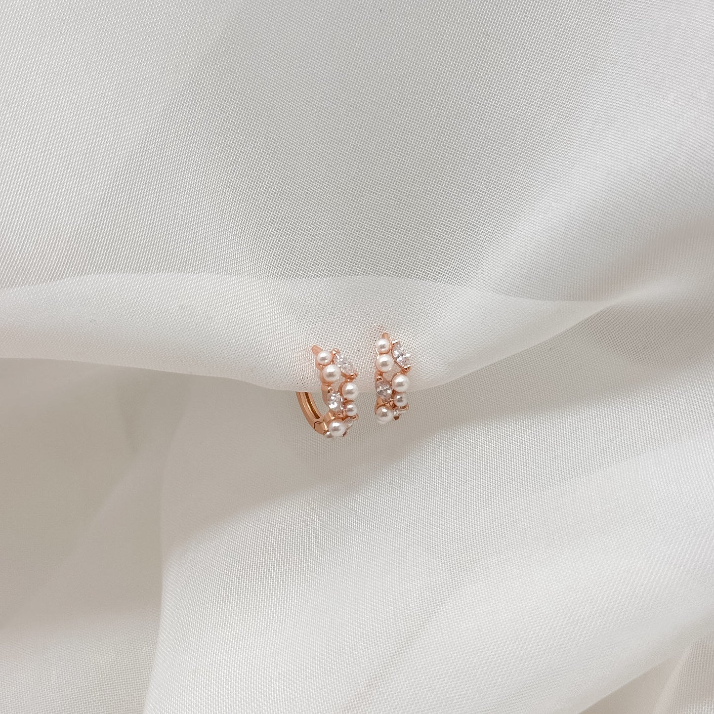 Coppia orecchini cerchietto micro zirconi e micro coppie di perle - Lumiere Bijoux