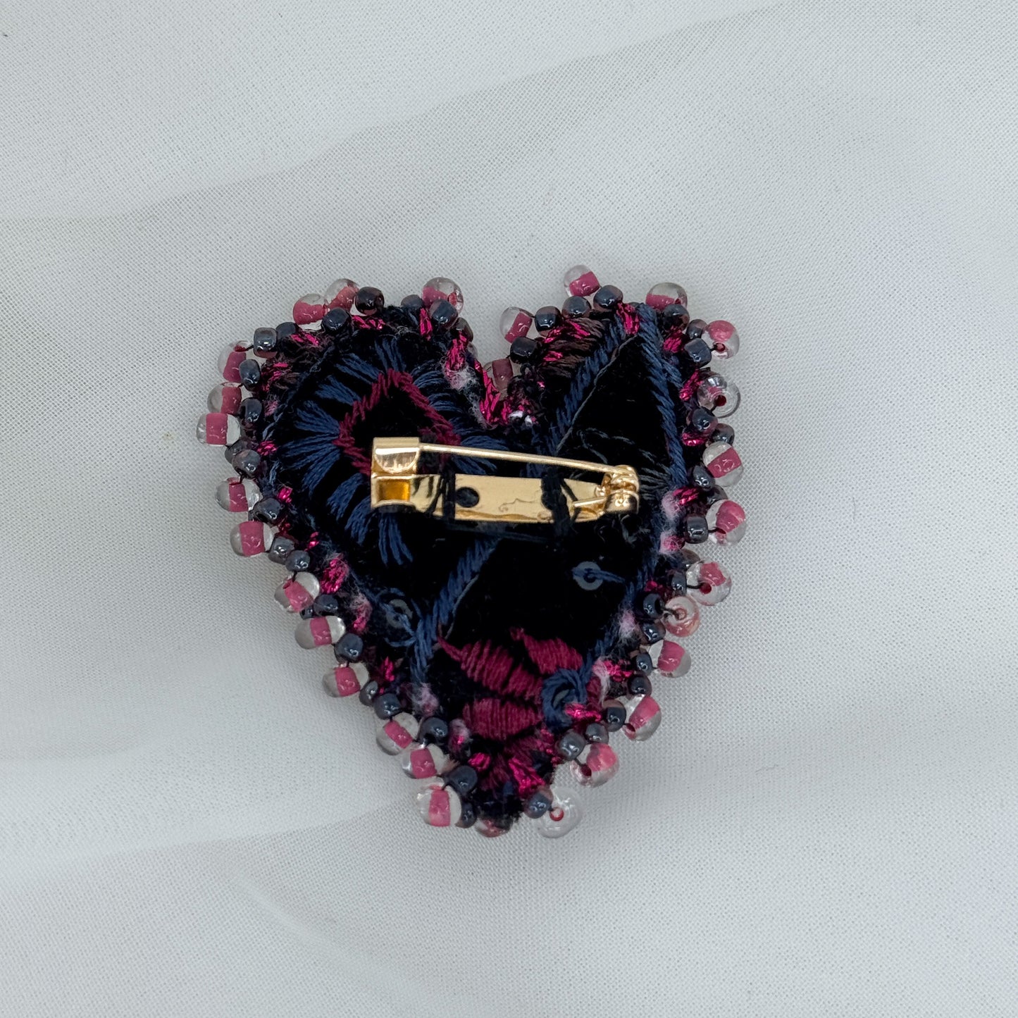 Spilla a cuore in tessuto nero ricamato e perline - Lumiere Bijoux