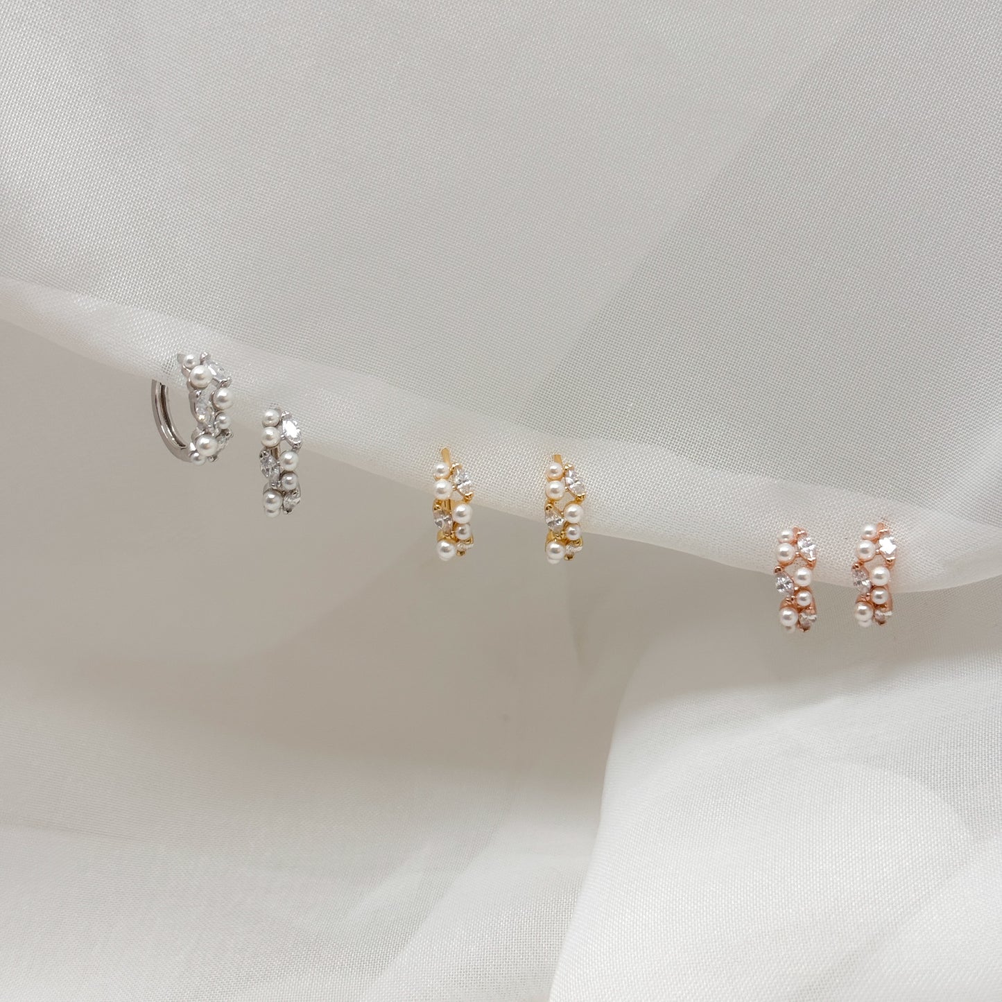 Coppia orecchini cerchietto micro zirconi e micro coppie di perle - Lumiere Bijoux