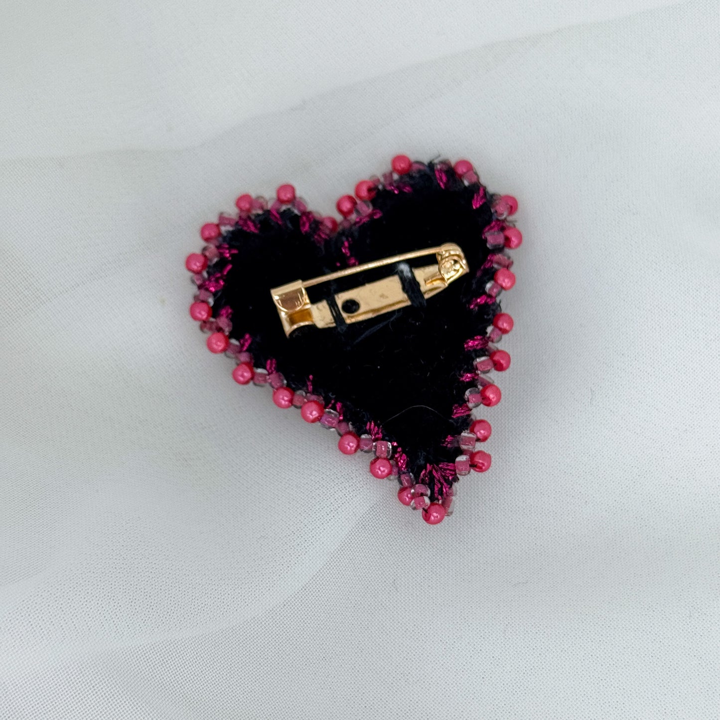 Spilla a cuore in tessuto nero ricamato e perline - Lumiere Bijoux