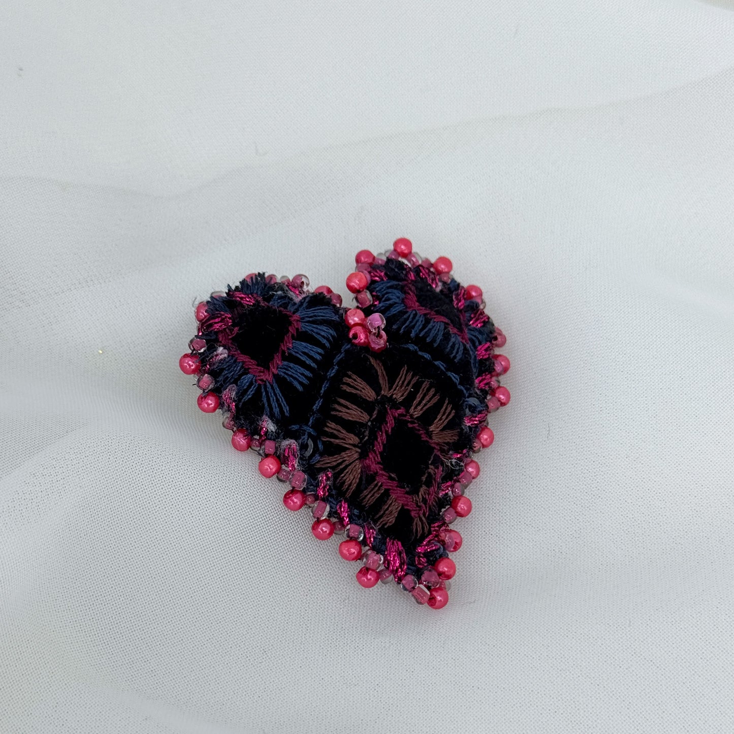 Spilla a cuore in tessuto nero ricamato e perline - Lumiere Bijoux