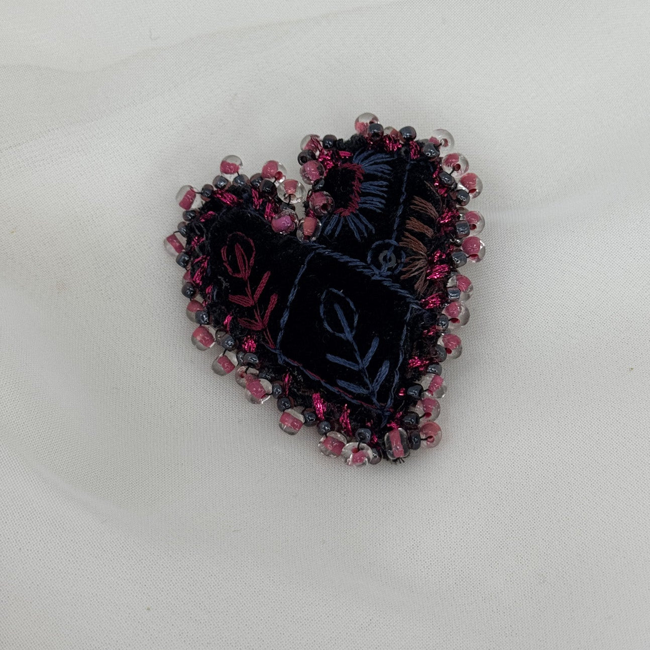 Spilla a cuore in tessuto nero ricamato e perline - Lumiere Bijoux