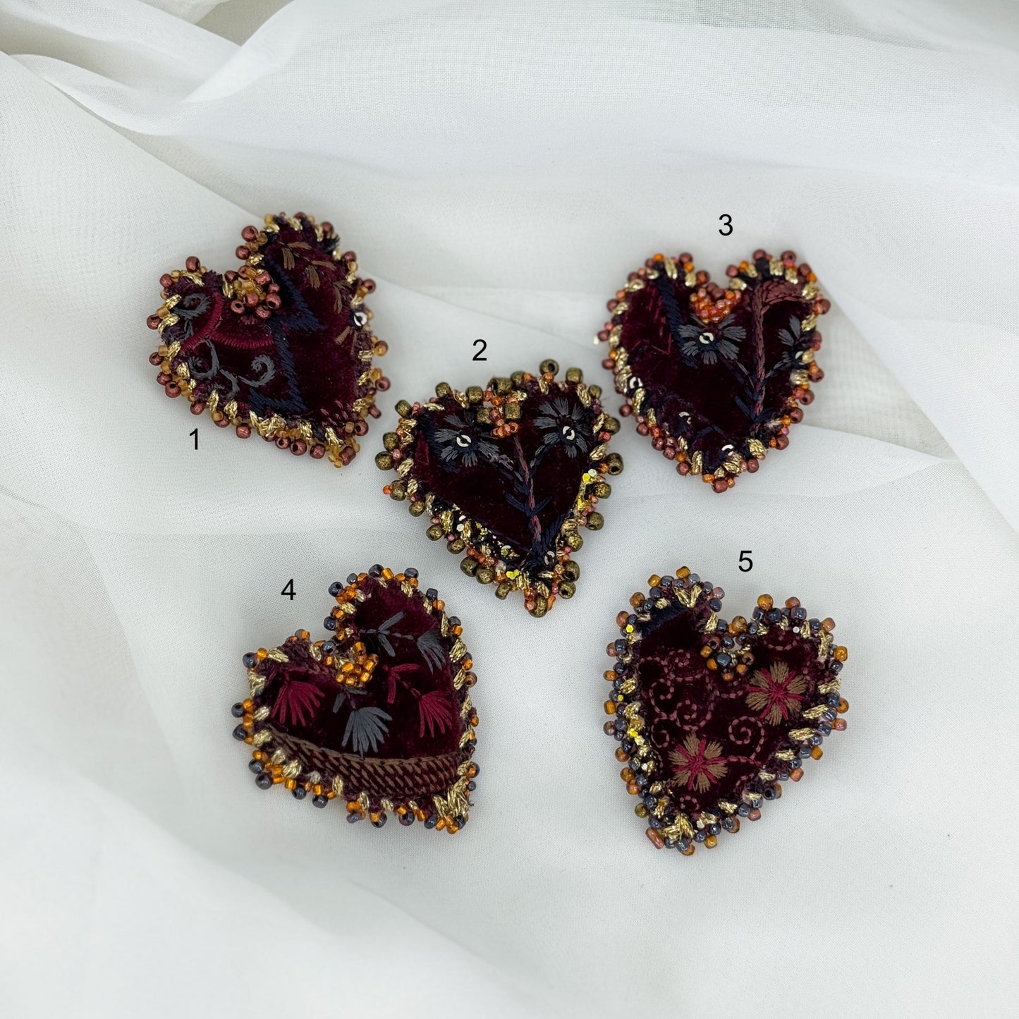 Spilla a cuore in tessuto bordeaux ricamato e perline - Lumiere Bijoux