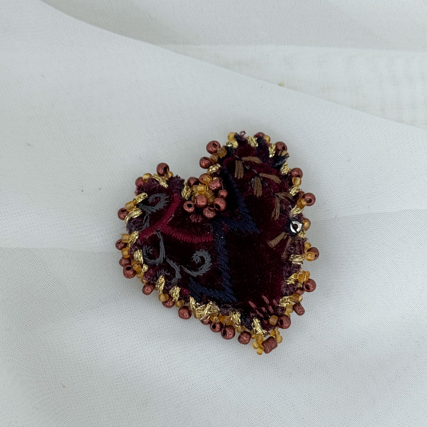 Spilla a cuore in tessuto bordeaux ricamato e perline - Lumiere Bijoux