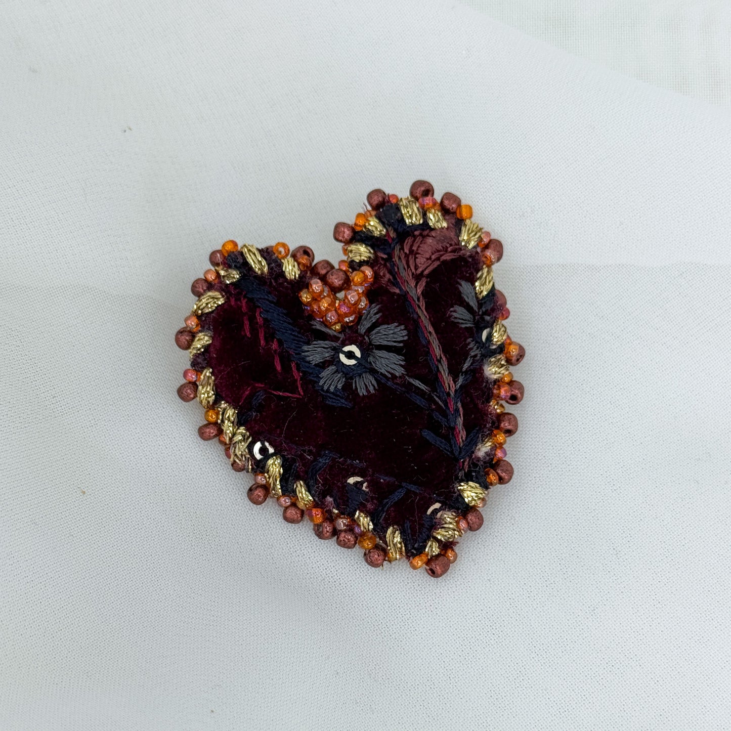 Spilla a cuore in tessuto bordeaux ricamato e perline - Lumiere Bijoux