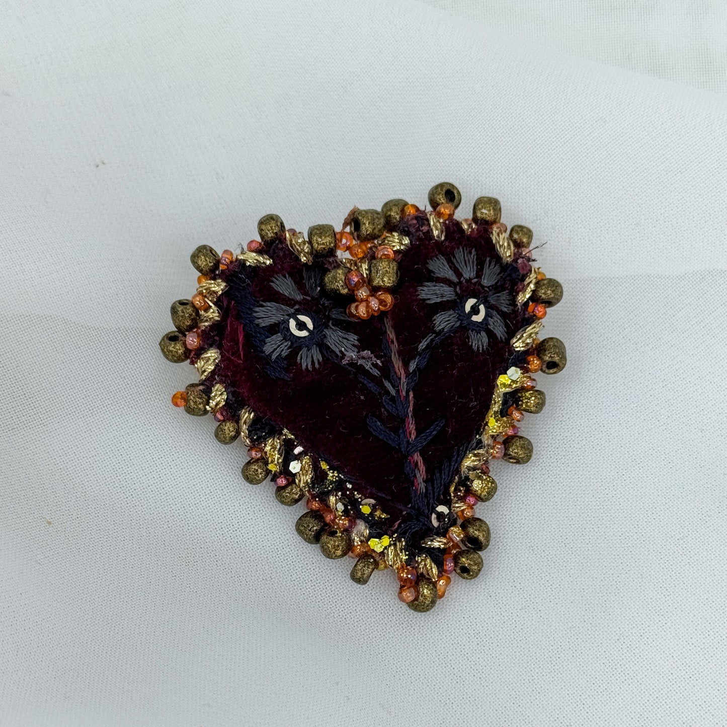 Spilla a cuore in tessuto bordeaux ricamato e perline - Lumiere Bijoux