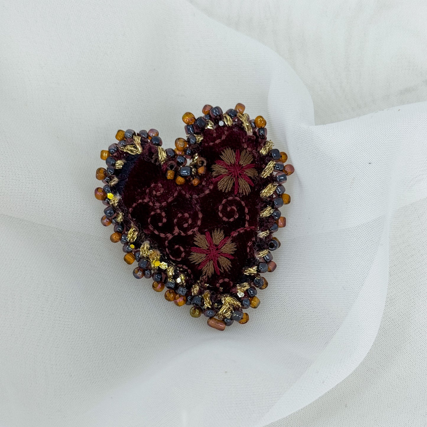 Spilla a cuore in tessuto bordeaux ricamato e perline - Lumiere Bijoux