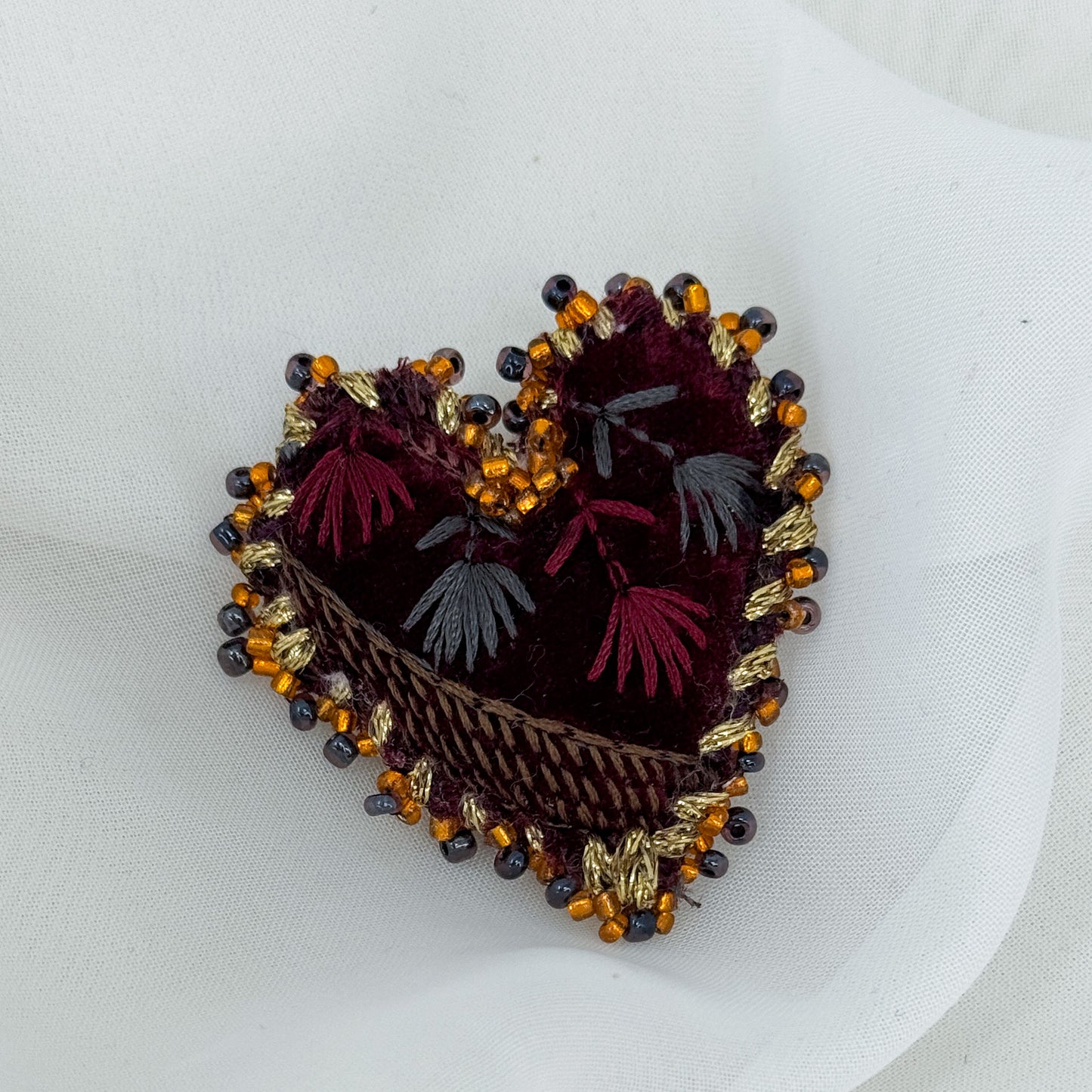 Spilla a cuore in tessuto bordeaux ricamato e perline - Lumiere Bijoux