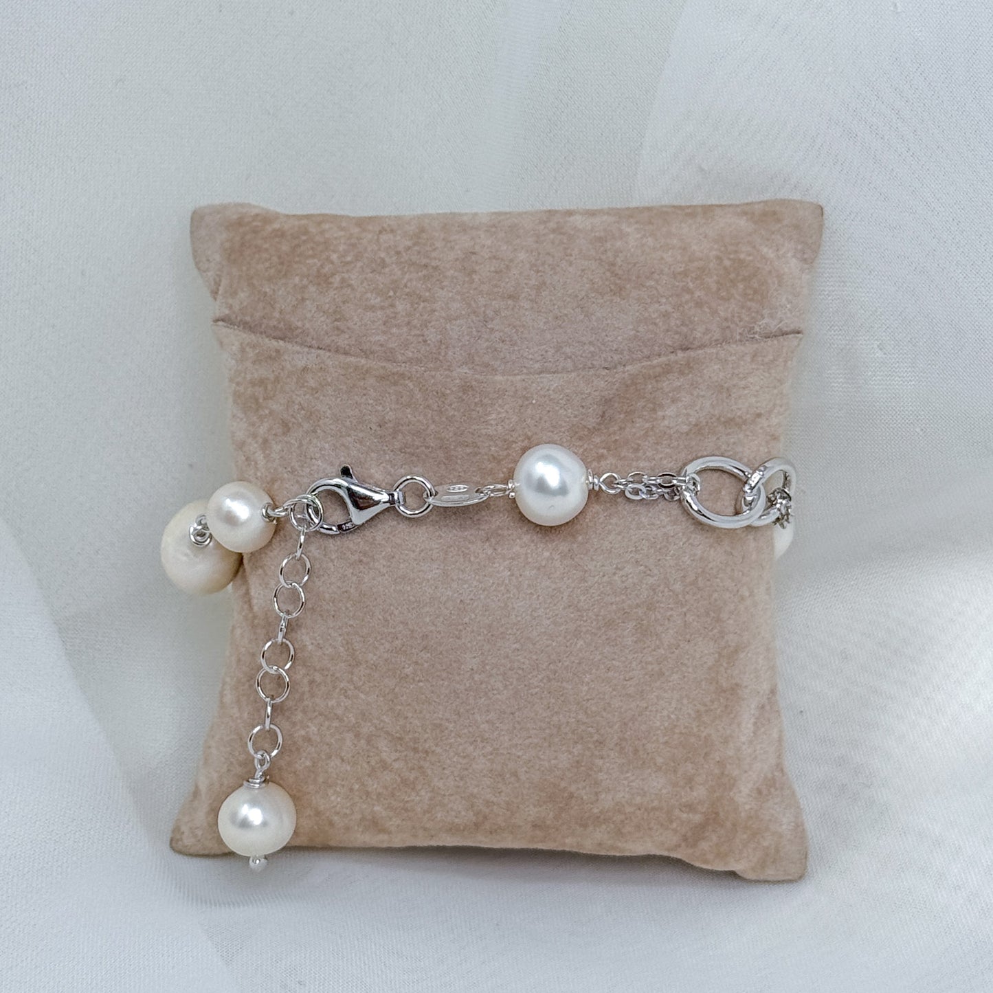 Bracciale perle tonde irregolari bianche base argento bianco