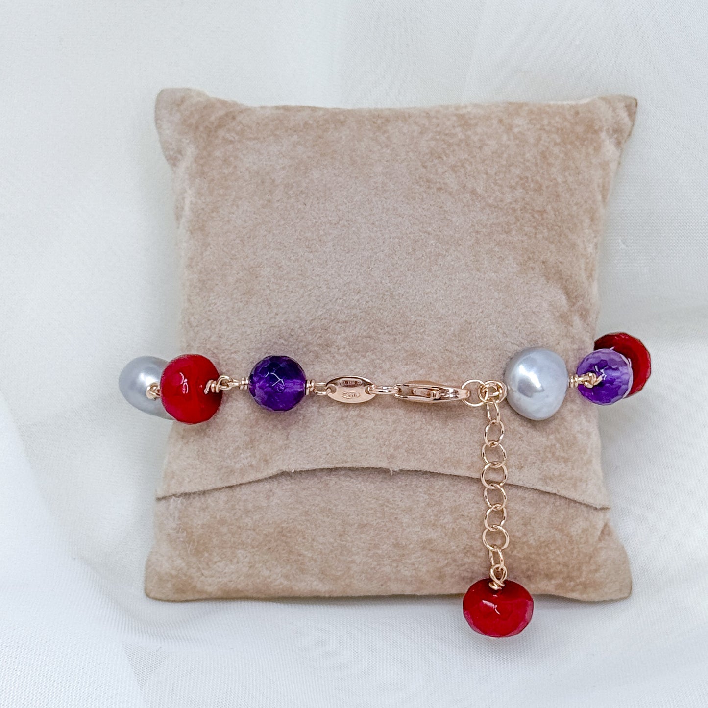 Bracciale alternato da  pietre bordeaux viola e perle sassetto grigie