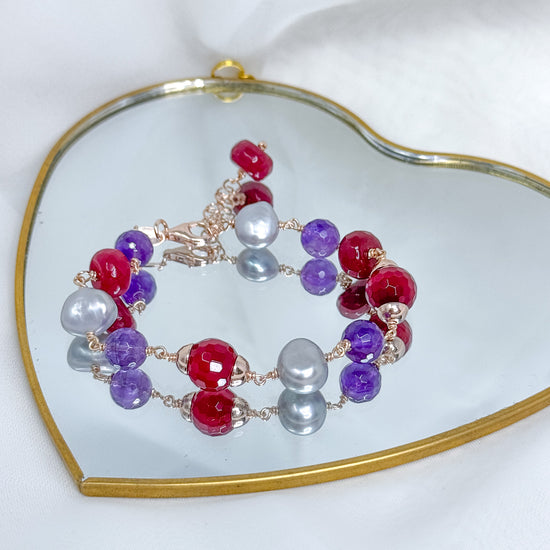 Bracciale alternato da  pietre bordeaux viola e perle sassetto grigie