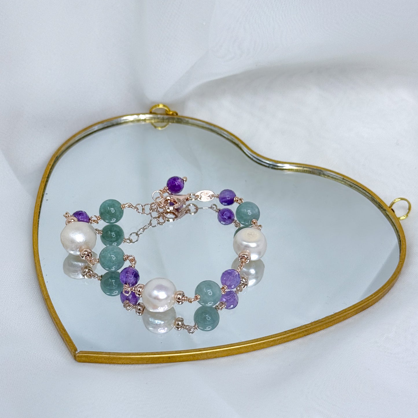 Bracciale alternato da  pietre salvia viola e perle sassetto bianche