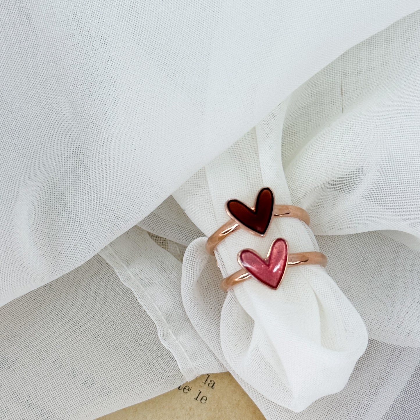 Anello regolabile con cuore smaltato rosa e cioccolato - Lumiere Bijoux