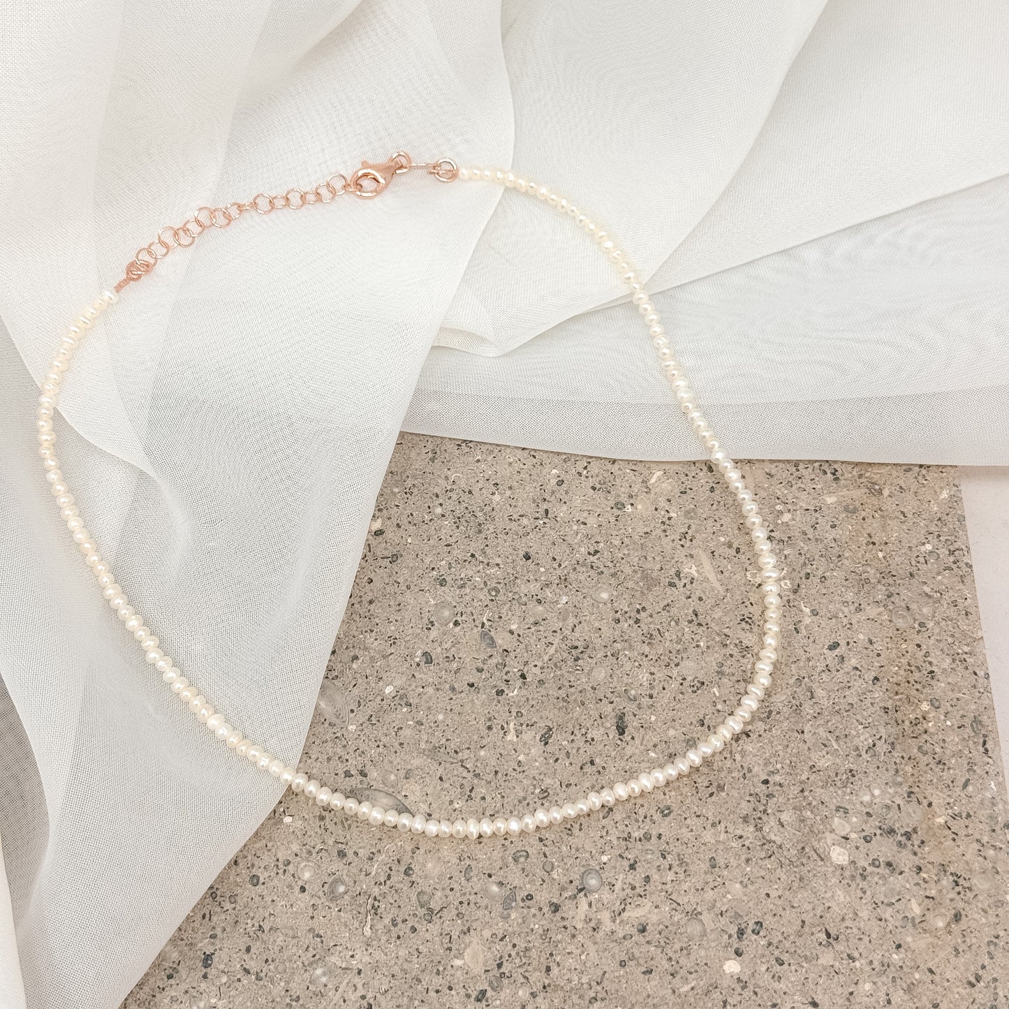 Collana choker micro perle tonde irregolari bianche cm 35 - Lumiere Bijoux