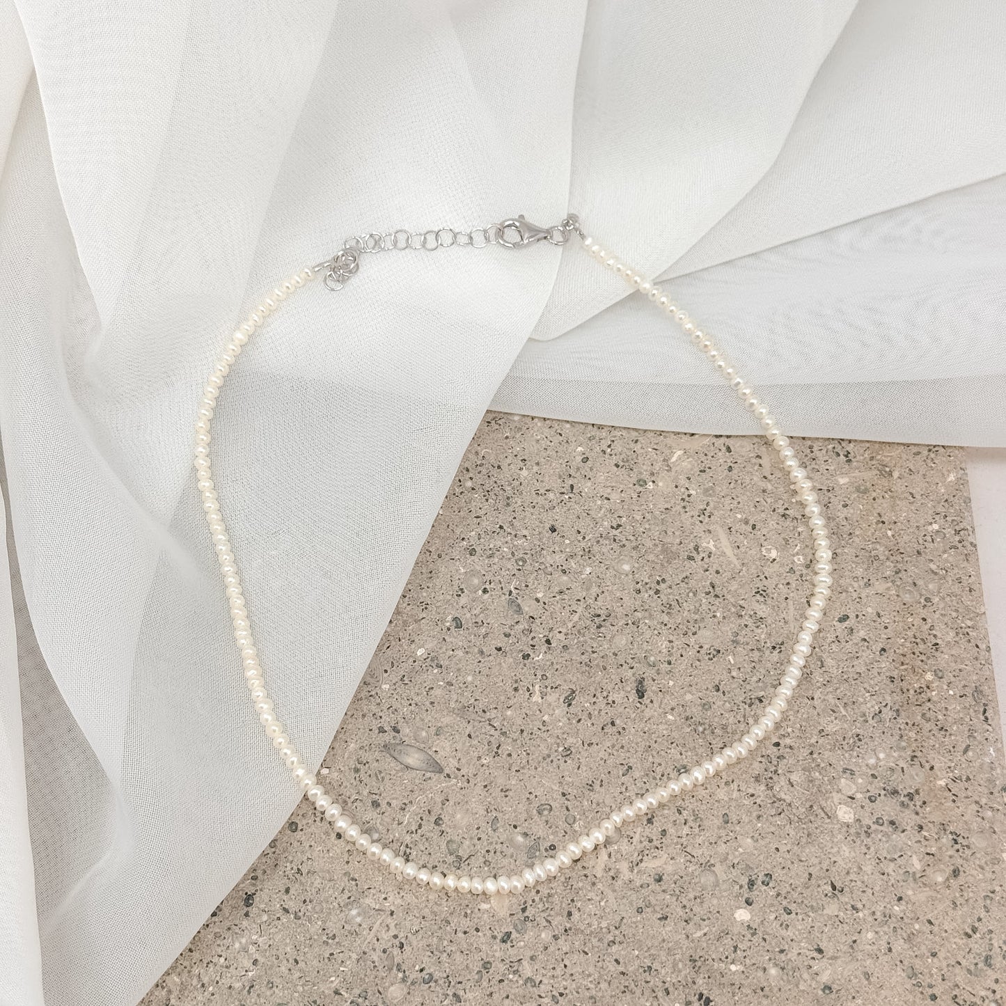 Collana choker micro perle tonde irregolari bianche cm 35 - Lumiere Bijoux