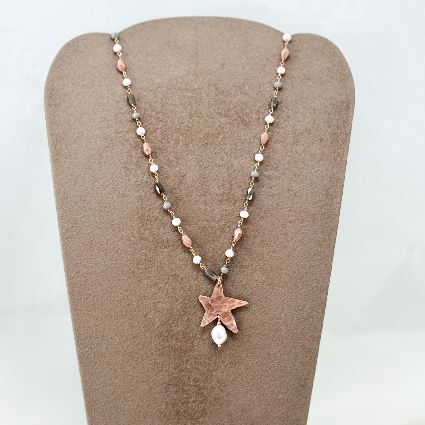 Collana cristalli fango con stella battuta satinata e perla pendente - Lumiere Bijoux